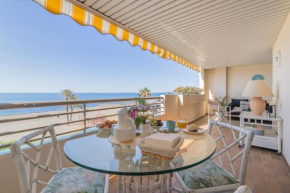 Espectacular Apartamento Estepona, primera linea de playa, totalmente reformado en 2023